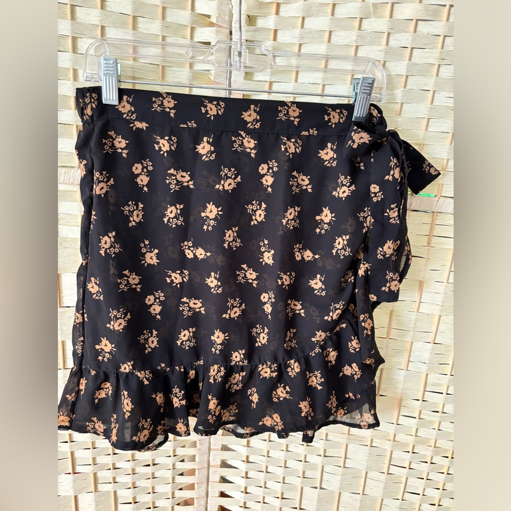 Hollister Mini Wrap Skirt Black and Cream Floral Pattern High Waist SZ L - Picture 3 of 13